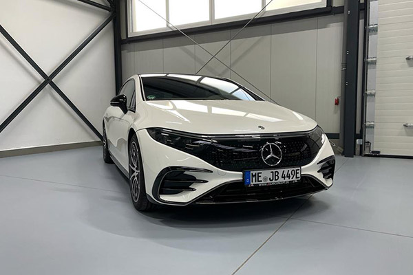 JB CarConcept has one ready to go for you: Mercedes EQS 450+ Hyperscreen